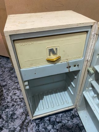 Antigua nevera de juguete de madera