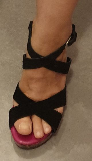 Sandali con zeppa neri e fucsia