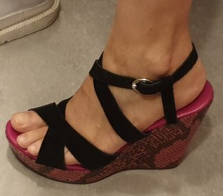 Sandali con zeppa neri e fucsia