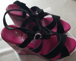 Sandali con zeppa neri e fucsia