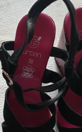 Sandali con zeppa neri e fucsia
