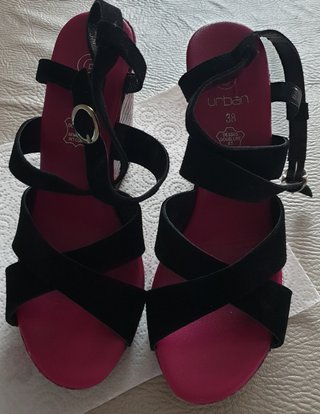 Sandali con zeppa neri e fucsia