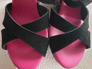Sandali con zeppa neri e fucsia