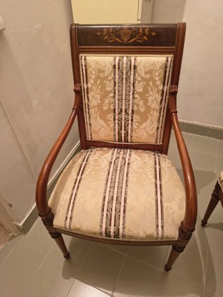 Sillas de madera y tela beige