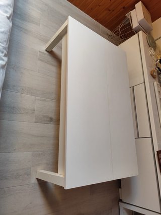 Mesa elevable blanca de madera