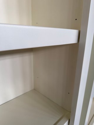 Estantería de madera blanca con puertas