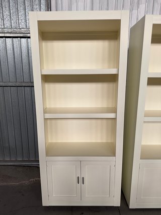 Estantería de madera blanca con puertas