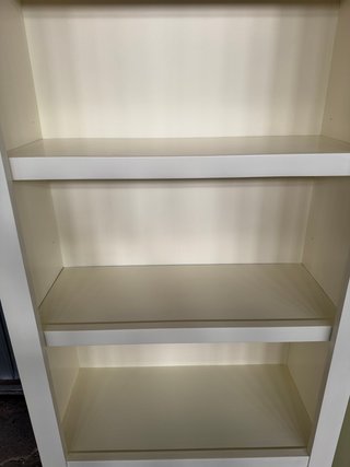 Estantería de madera blanca con puertas
