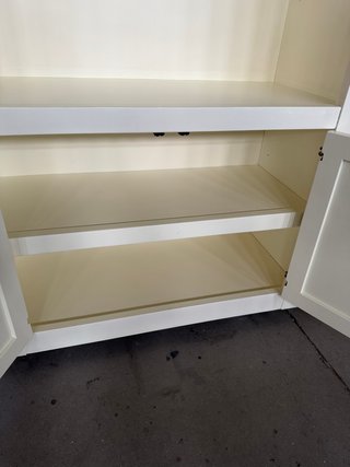 Estantería de madera blanca con puertas
