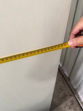 Estantería de madera blanca con puertas