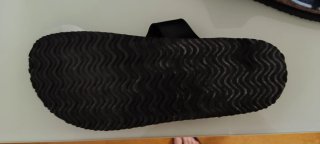 Sandalias Oysho negras con hebilla dorada T.39