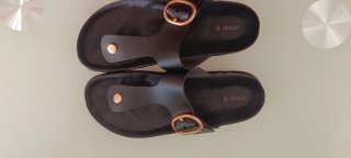 Sandalias Oysho negras con hebilla dorada T.39