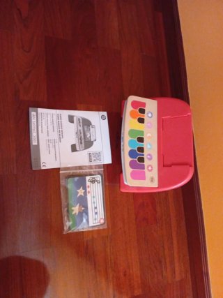 Piano de madera con teclas de colores