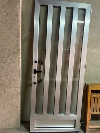 Puerta aluminio salida casa