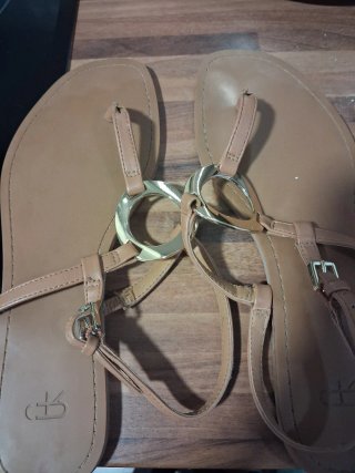 Sandalias marrones con detalle dorado
