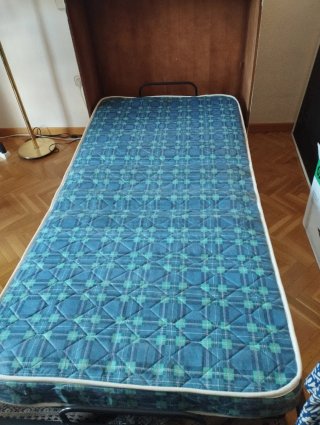 Cama plegable con estética de cómoda blanca de mad