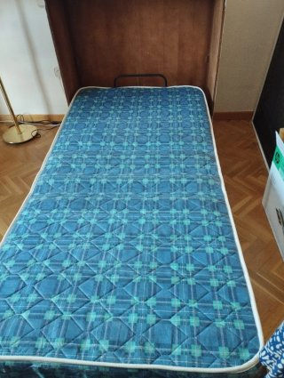 Cama plegable con estética de cómoda blanca de mad