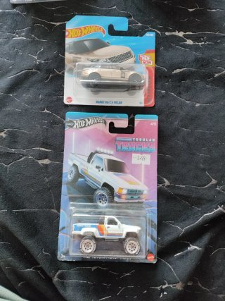 Lote dos Hot Wheels Range Rover Velar y Toyota