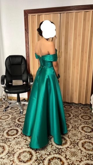 Vestido fiesta verde esmeralda con abertura