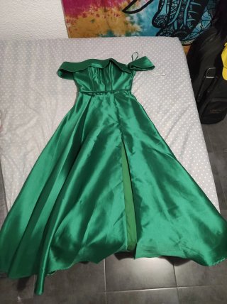 Vestido fiesta verde esmeralda con abertura