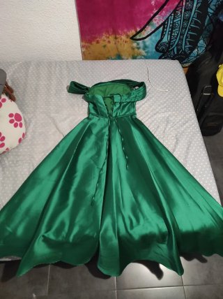 Vestido fiesta verde esmeralda con abertura
