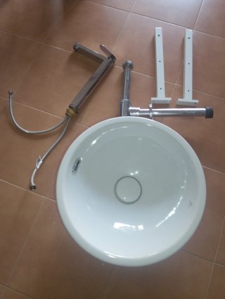 Pica y grifería nuevos