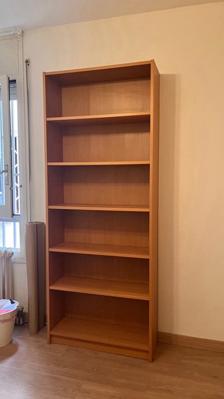 Estantería de madera marrón