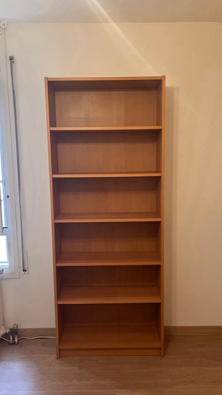 Estantería de madera marrón