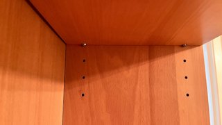 Estantería de madera marrón