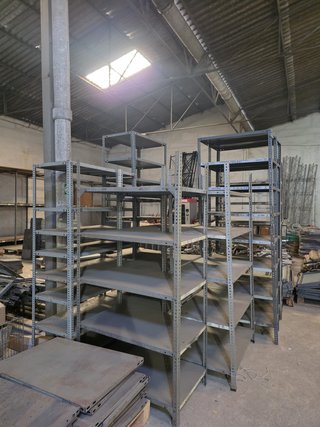 Estantería metálica gris