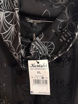 Vestido negro con estampado floral y lentejuelas