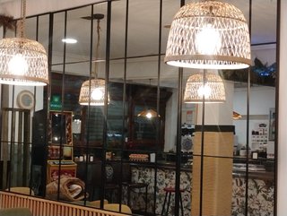 Conjunto de espejos y lámparas de mimbre