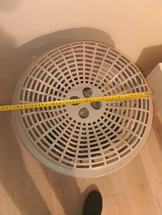 Cubo de ropa beige de plástico