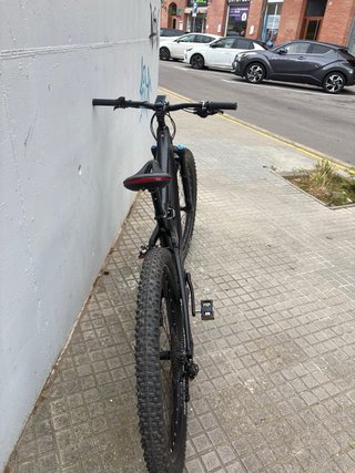 Bicicleta Eléctrica Cube Negra
