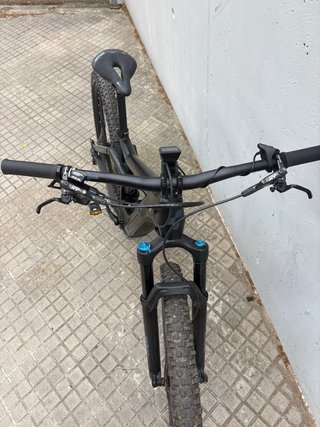 Bicicleta Eléctrica Cube Negra