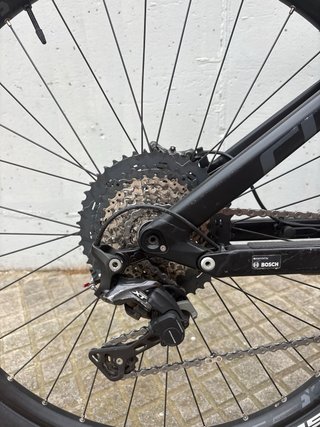 Bicicleta Eléctrica Cube Negra