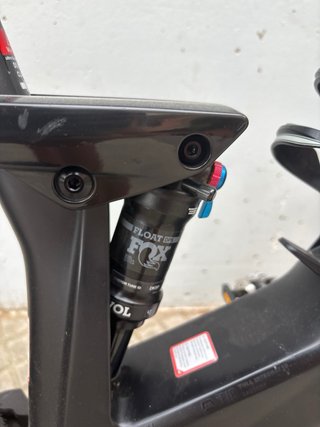 Bicicleta Eléctrica Cube Negra
