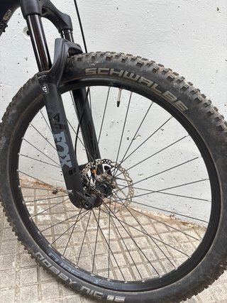 Bicicleta Eléctrica Cube Negra