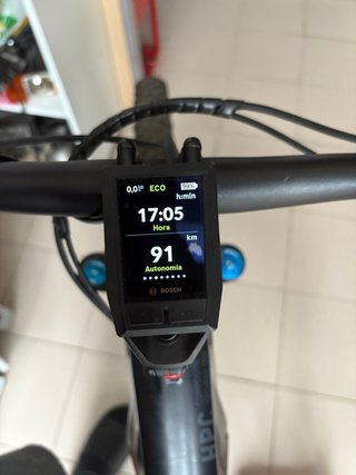 Bicicleta Eléctrica Cube Negra