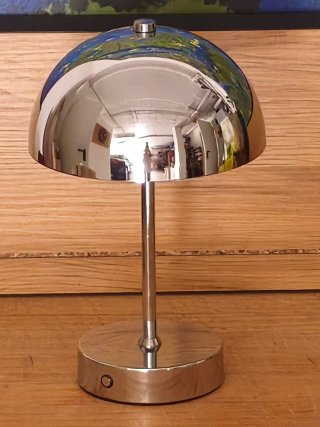 Lámpara de mesa moderna plateada. Tengo dos