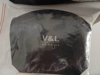Bolso negro con textura de cocodrilo