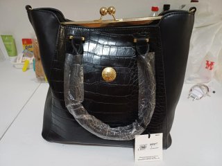 Bolso negro con textura de cocodrilo