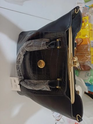 Bolso negro con textura de cocodrilo