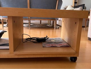 Mesa de centro de madera con ruedas