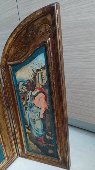 Tríptico religioso dorado