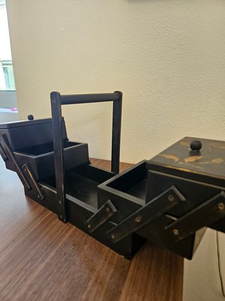 Caixa de costura vintage em madeira decorada