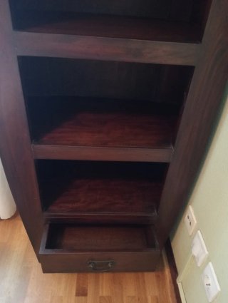 Estantería de madera oscura