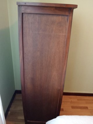 Estantería de madera oscura