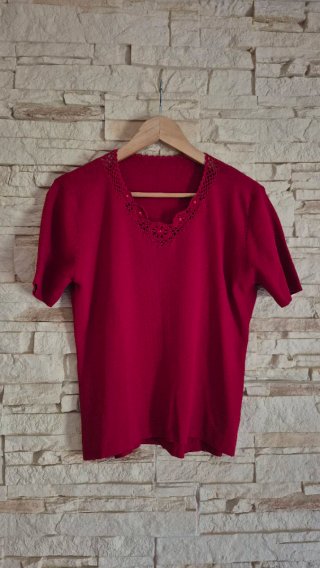 Camiseta roja con encaje y abalorios