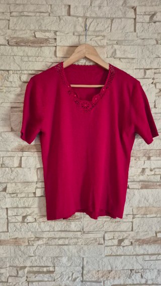 Camiseta roja con encaje y abalorios